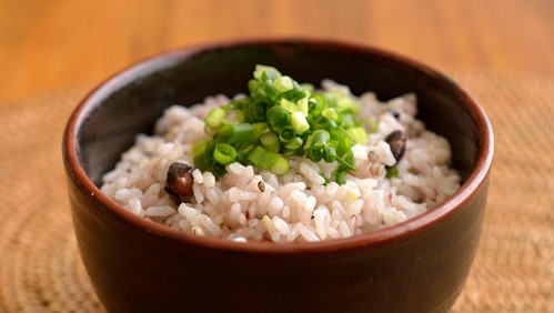 十種類の穀物が入った栄養満点の地元産ごはん【朝食イメージ】