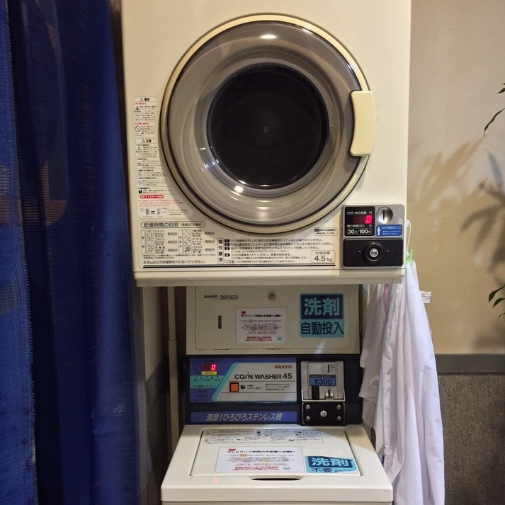 【ランドリー】24時間ご利用可能＊洗濯機約50分（300円） 乾燥機30分（100円）