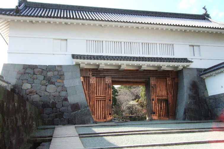 小田原城は「日本の歴史公園100選」や「日本100名城」に選ばれてて、小田原駅から歩いても行けます