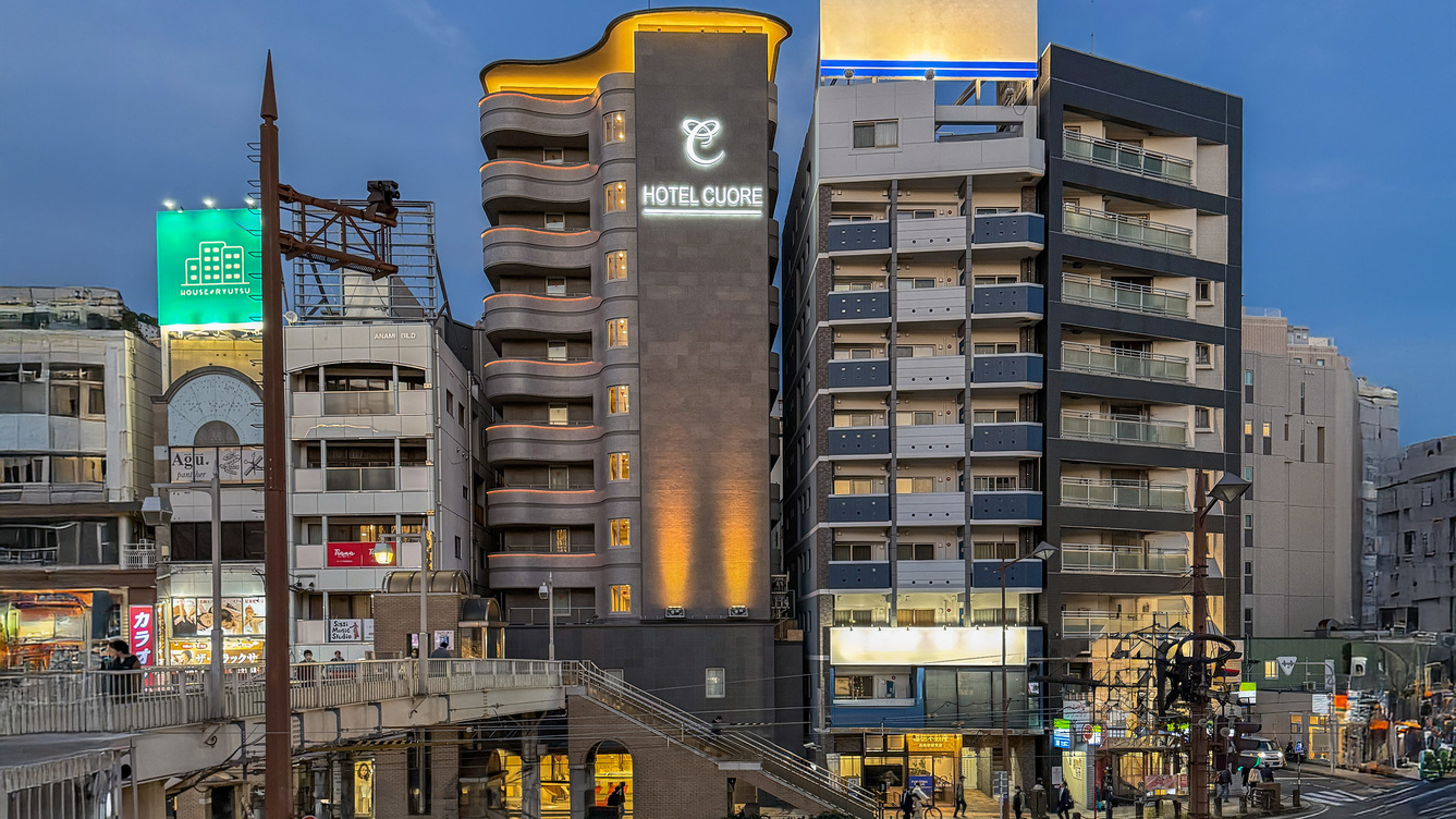 ホテル外観夜