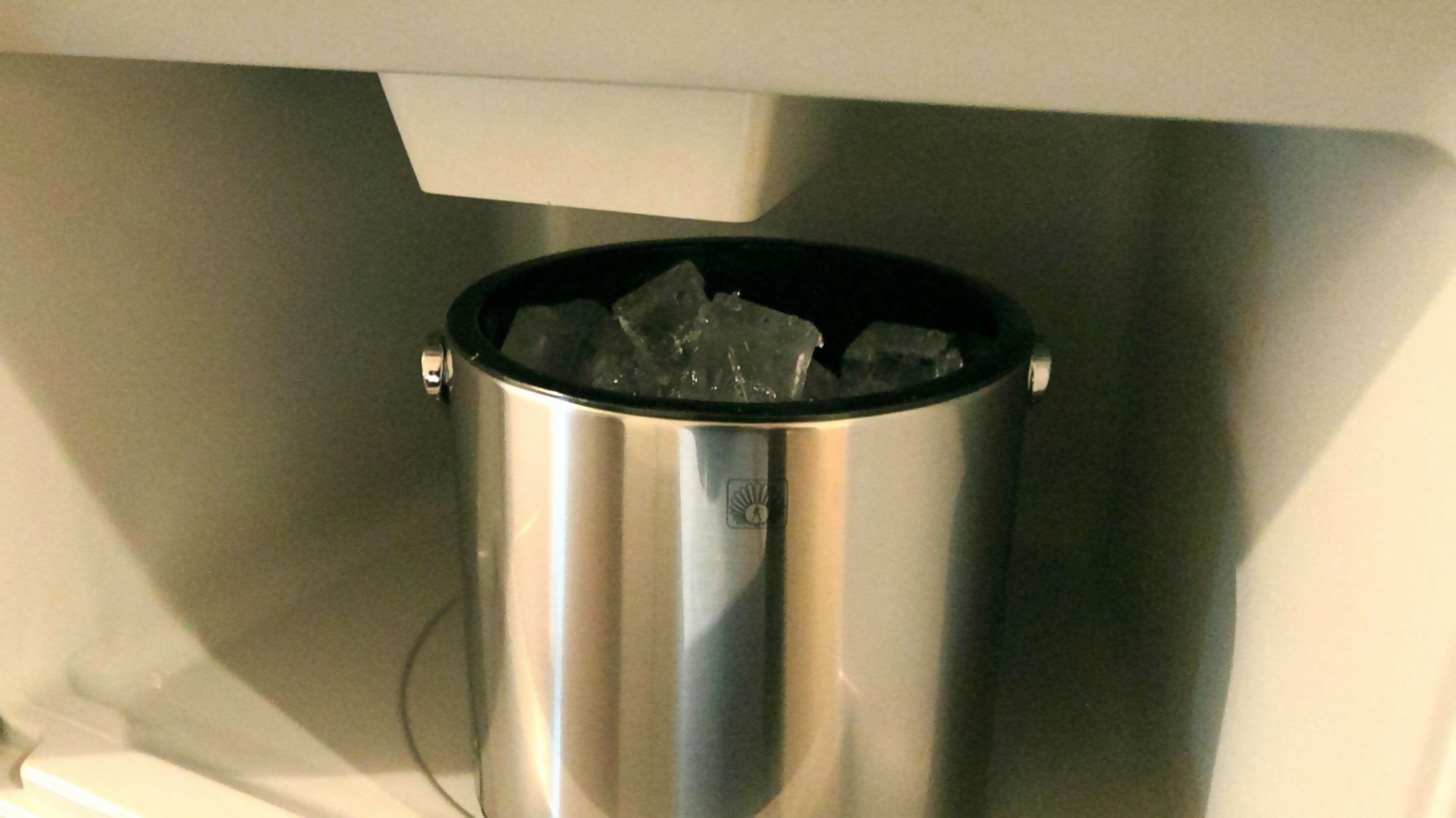 セルフ式無料製氷機は８階にございます。