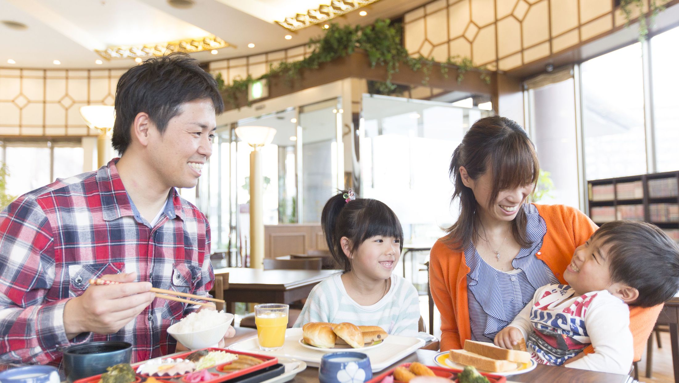 パンコーナー（なくなり次第終了）・ドリンクバーも無料ですよ！