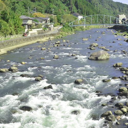 *川のせせらぎを聞きながら散策する、風情ある温泉街♪