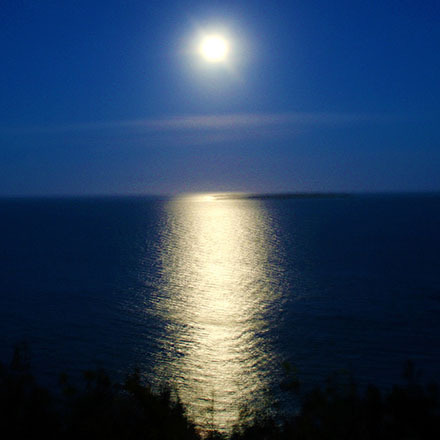 優しい月の光に照らされ煌めく夜のムルク浜