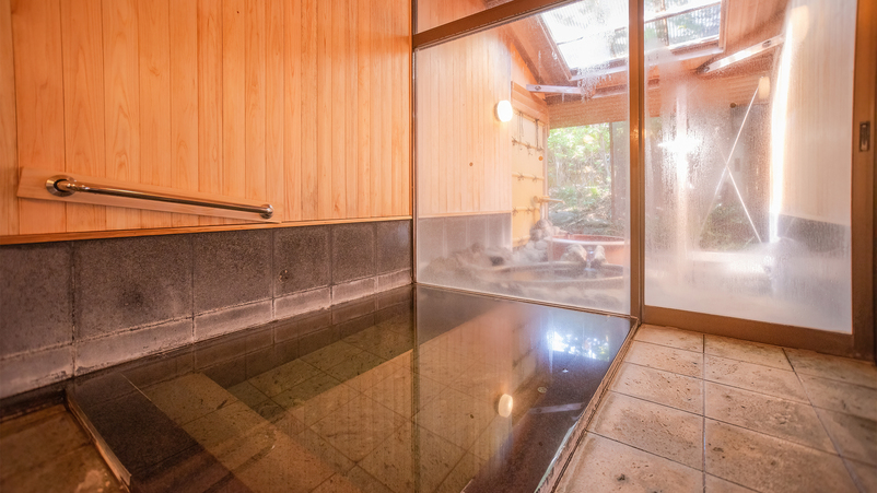 伊豆石の内風呂とローマ石の壷露天が人気の貸切風呂「花水木」（はなみずき）