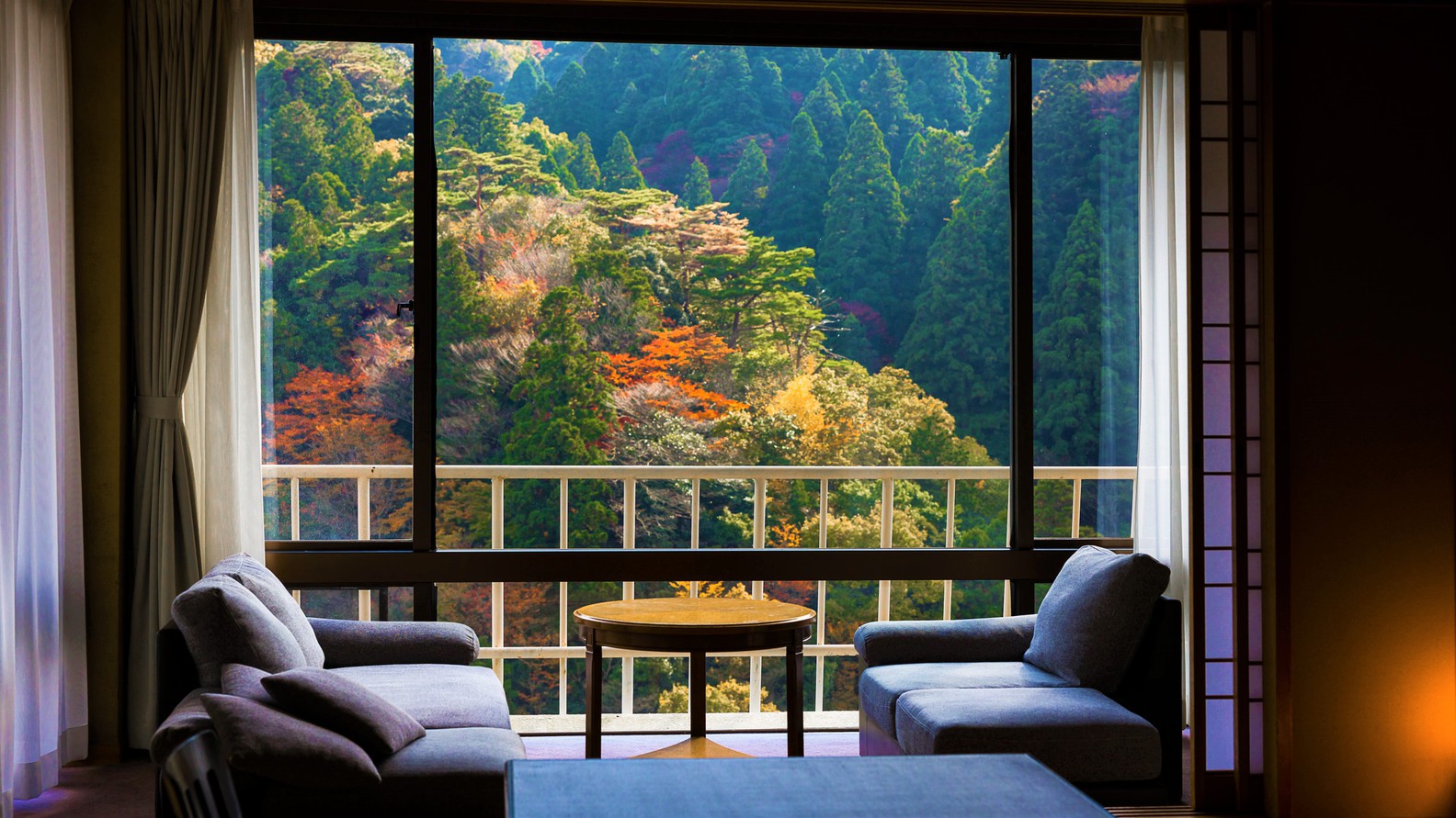 【客室からの景色】緑に囲まれた山々の風景