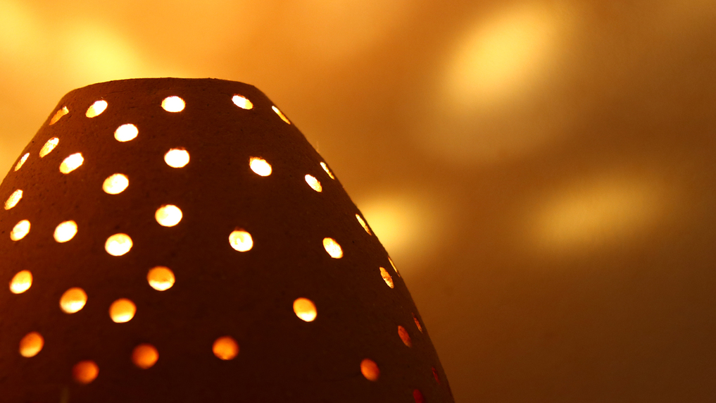 暖色の光が部屋を照らします*