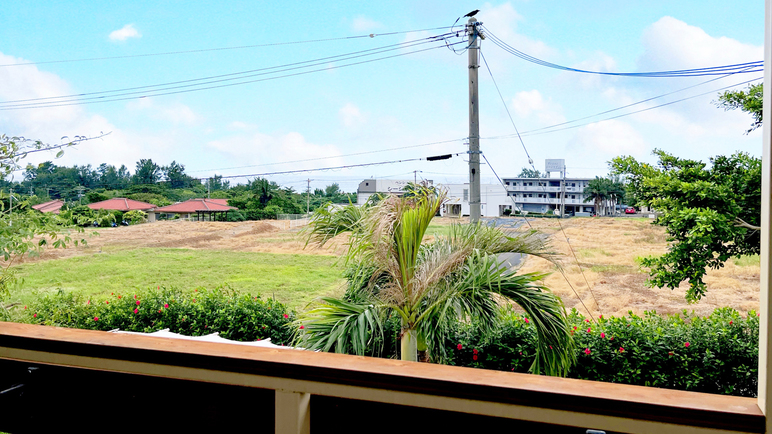 お部屋から見えるビーチまで徒歩3分*