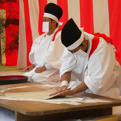 10/31戸隠そば献納祭〜祭り当日、当館では献納したそば粉で打った「献納そば」をお出しします