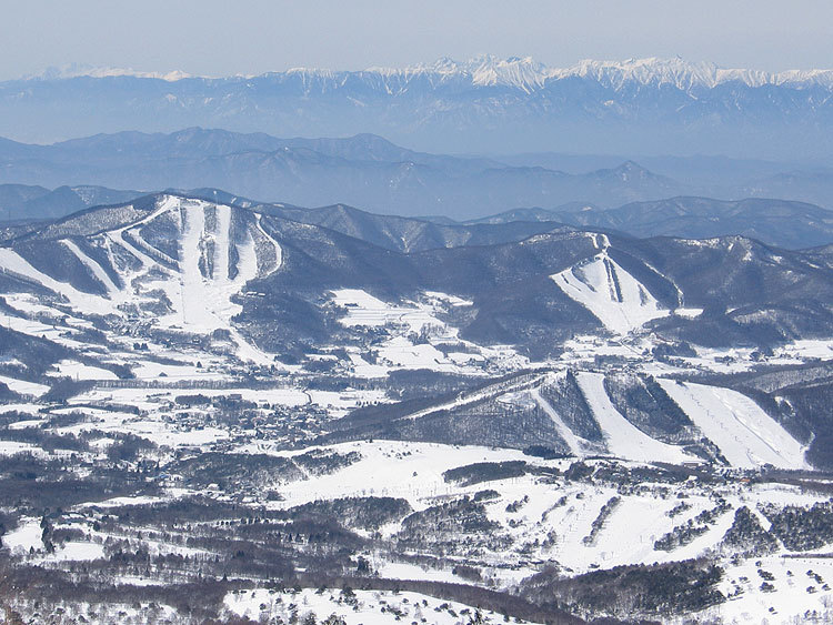 根子岳から見た菅平高原スキー場