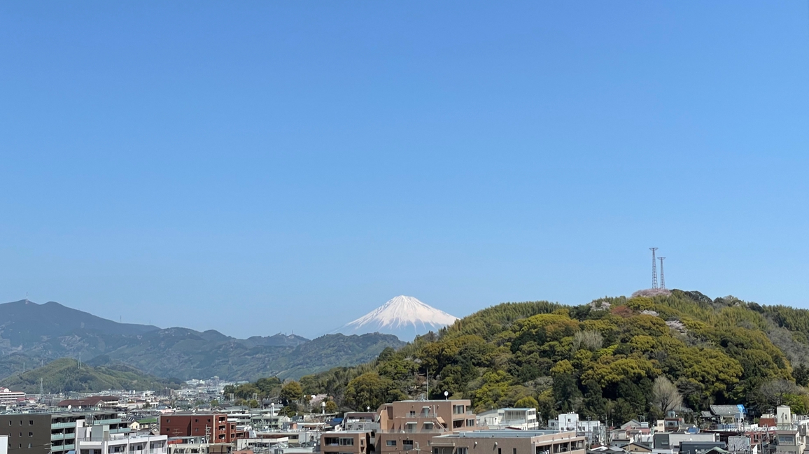 【富士山側】客室からの景色、透き通った空気の日は富士山が見える