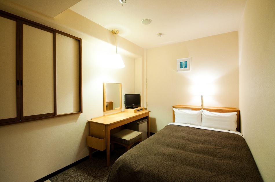 セミダブル白を基調とした明るく清潔感ある室内