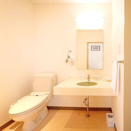・ダブルルーム／洗浄機能付きトイレバスルームは浴槽・洗い場が独立しています