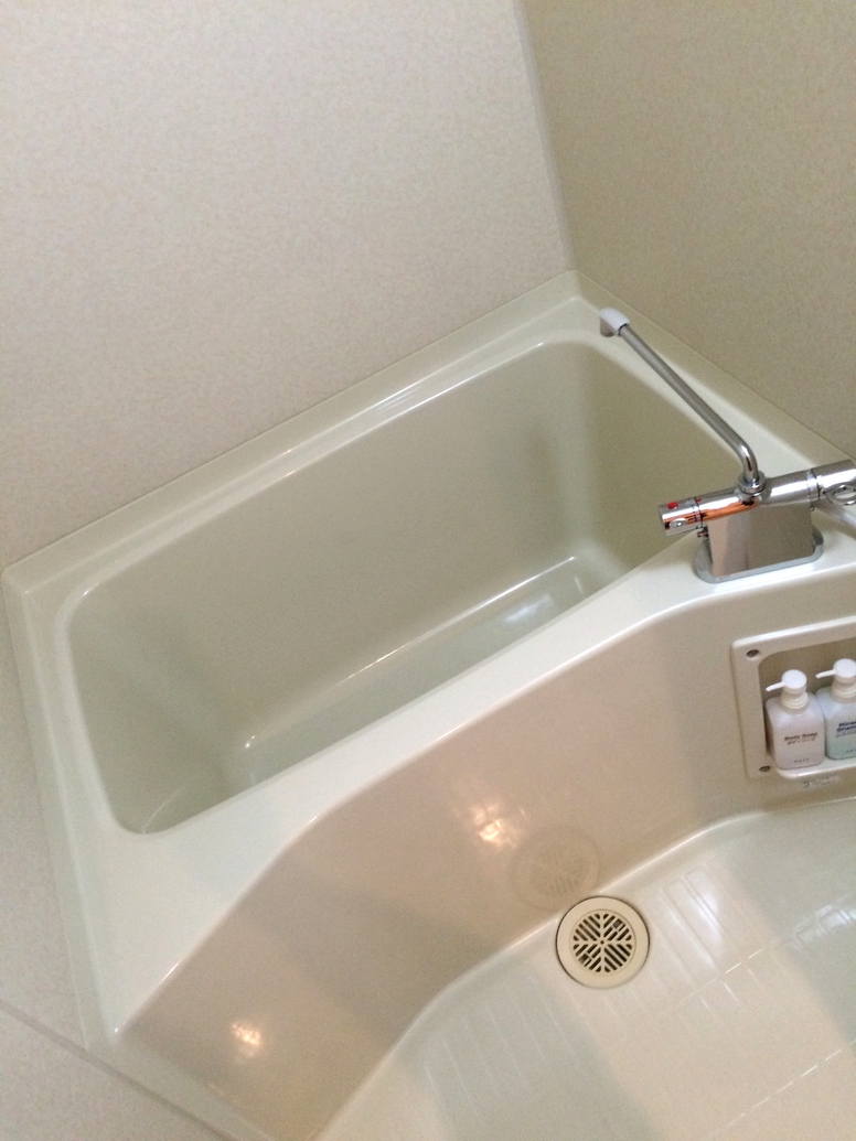 独立型ユニットバス③/浴槽と洗い場があるため、お子様と一緒に入浴できます。