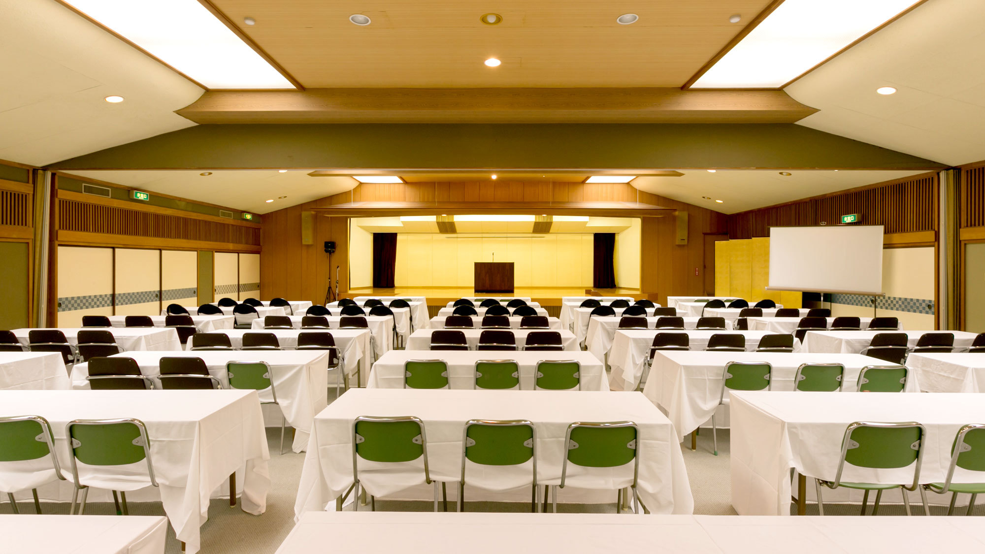 【コンベンションホール「蓬菜」】200畳のホール。会議場や宴会場としてご利用いただけます。
