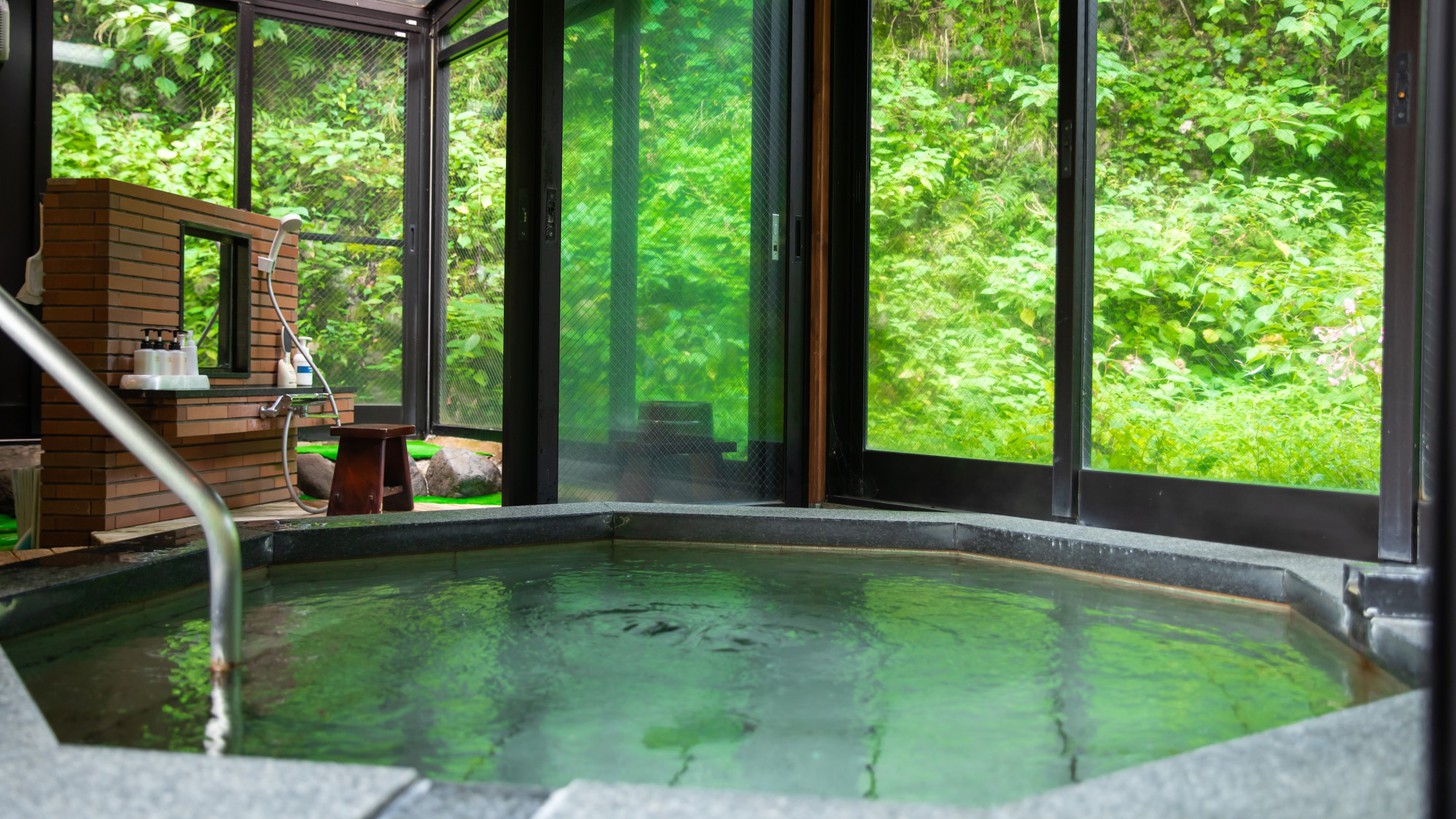 【貸切風呂「卯の花亭」】石川県の伝統と日本の情緒を感じる美しいお風呂です。