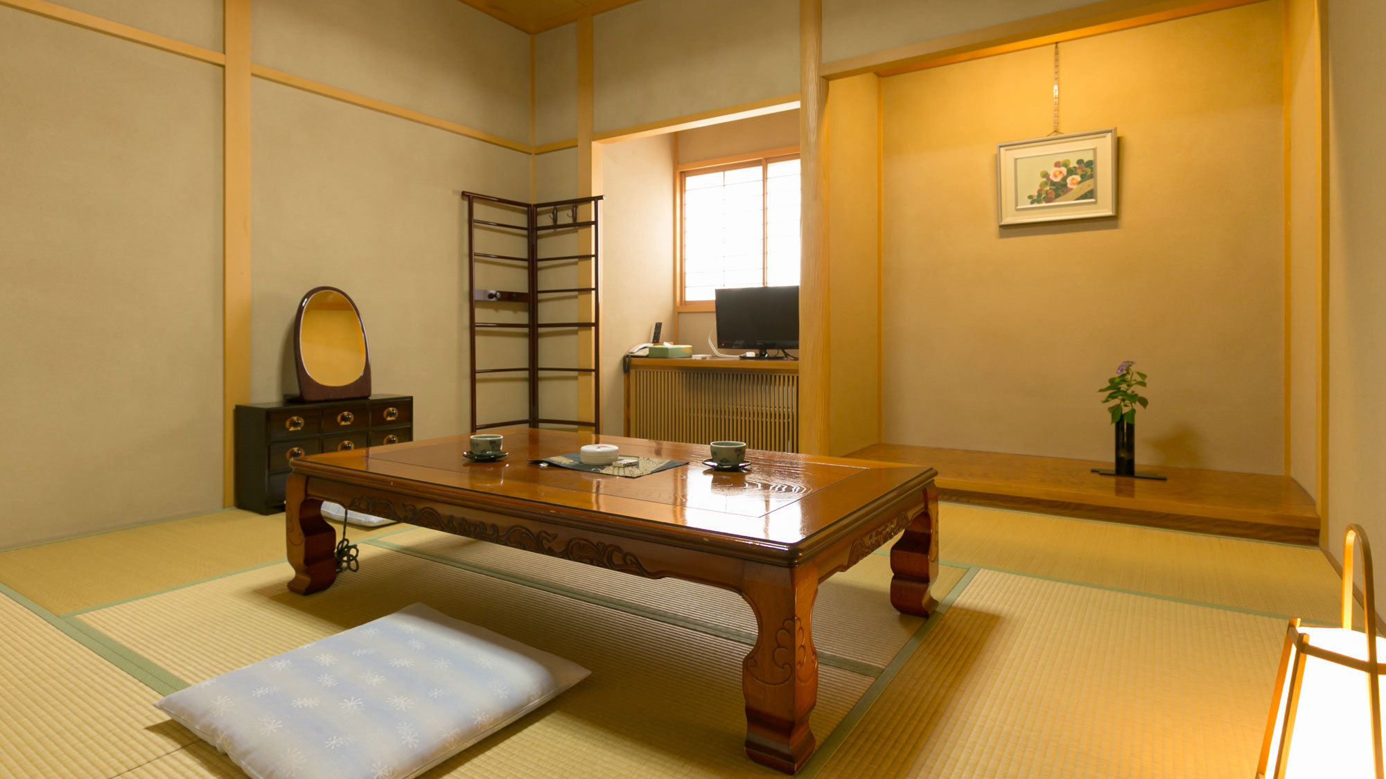 【離れ青巒荘「椿」】の8畳客室この他に、12.5畳の和室と露天風呂、内風呂がある贅沢なお部屋。