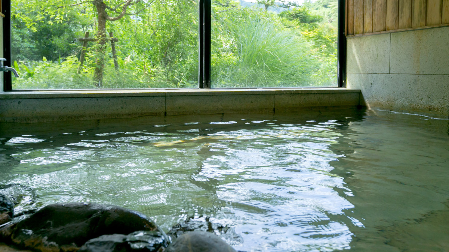 【離れ青巒荘「山法師」】プライベートな空間でゆっくりと。山法師客室についた庭見風呂。