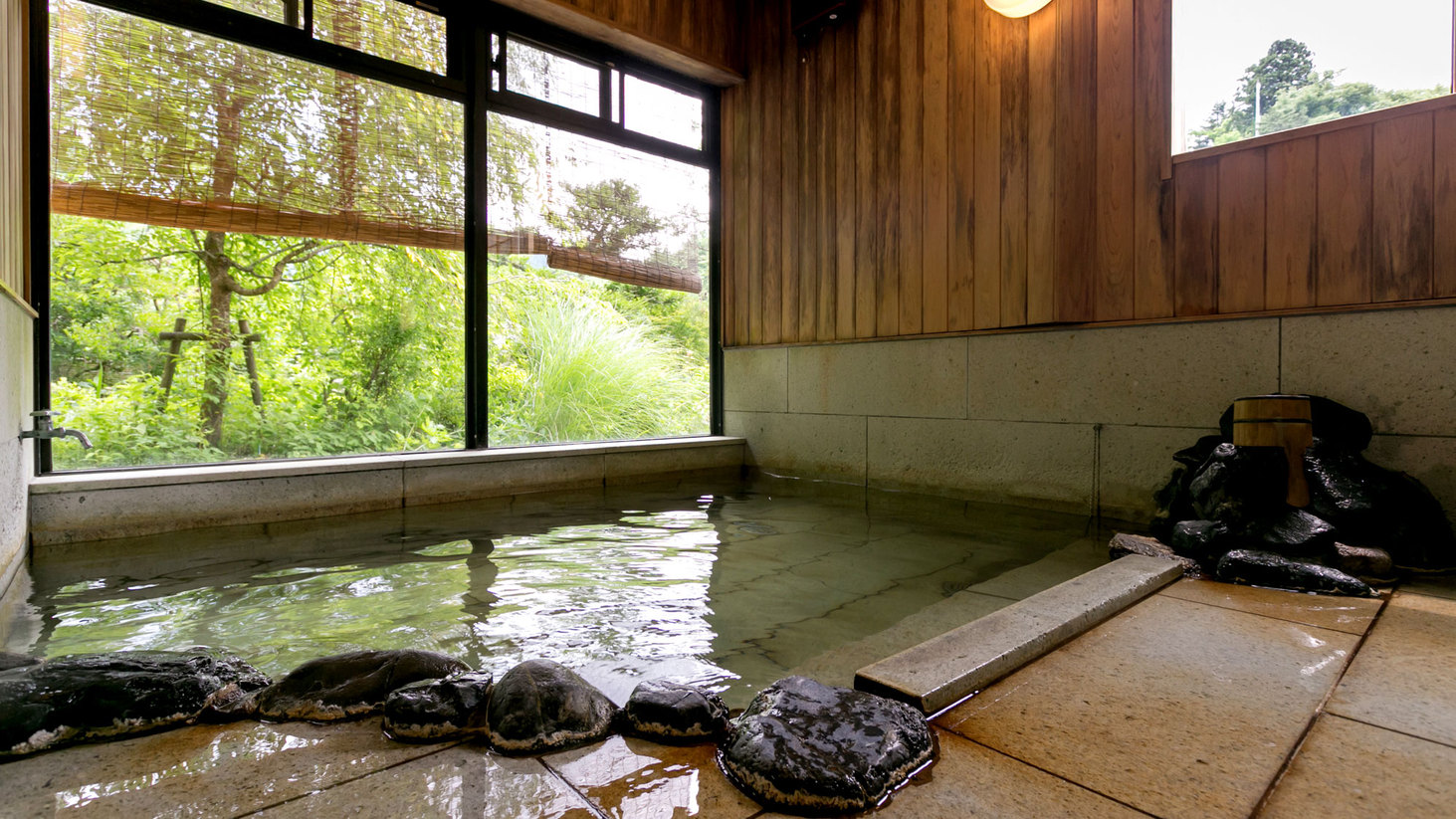 【離れ青巒荘「山法師」】プライベートな空間でゆっくりと。山法師客室についた庭見風呂。