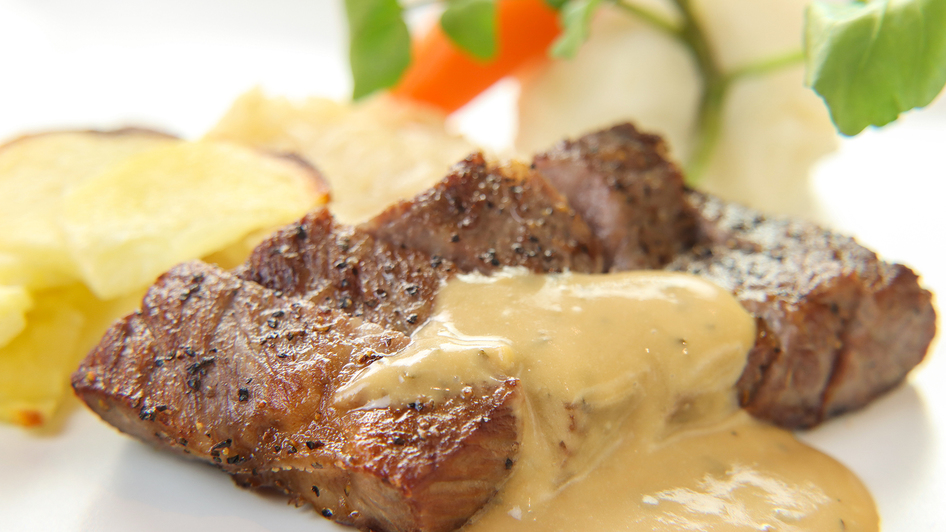#オリジナルディナープランー単品一例ー新潟和牛ステーキ。自家製ソースと一緒にお召し上がりください。