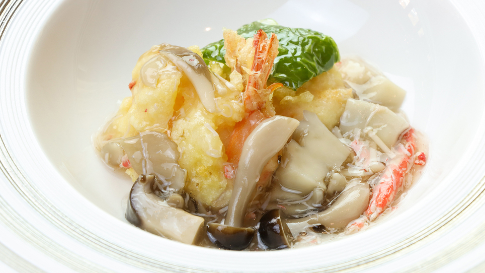 #スタンダードプラン‐単品一例‐サクサク食感のジューシーな天ぷらに蟹あんかけを絡めて。