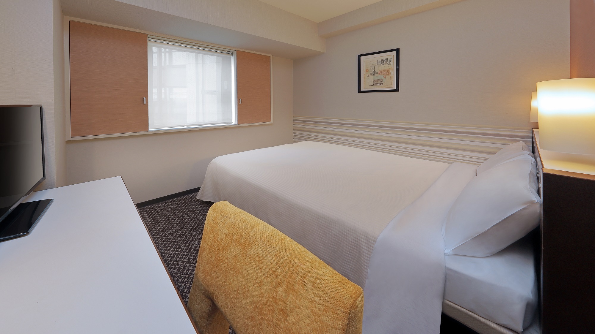 セミダブルルーム12平米／セミダブルベッド（1220×;1950mm）を1台設置しております