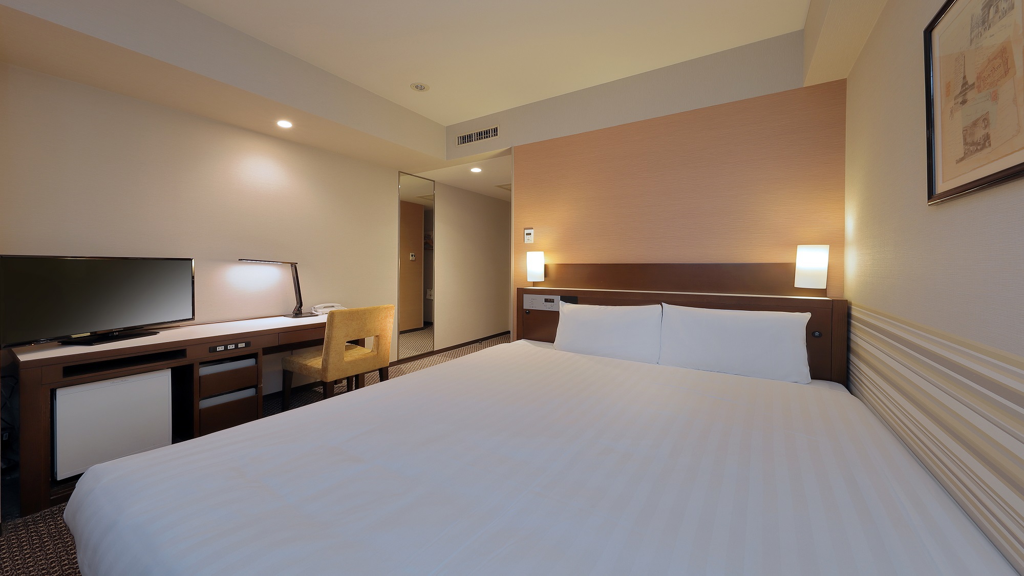 ダブルルーム15平米／ダブルベッド（1620×;1950ｍｍ）を1台設置しております