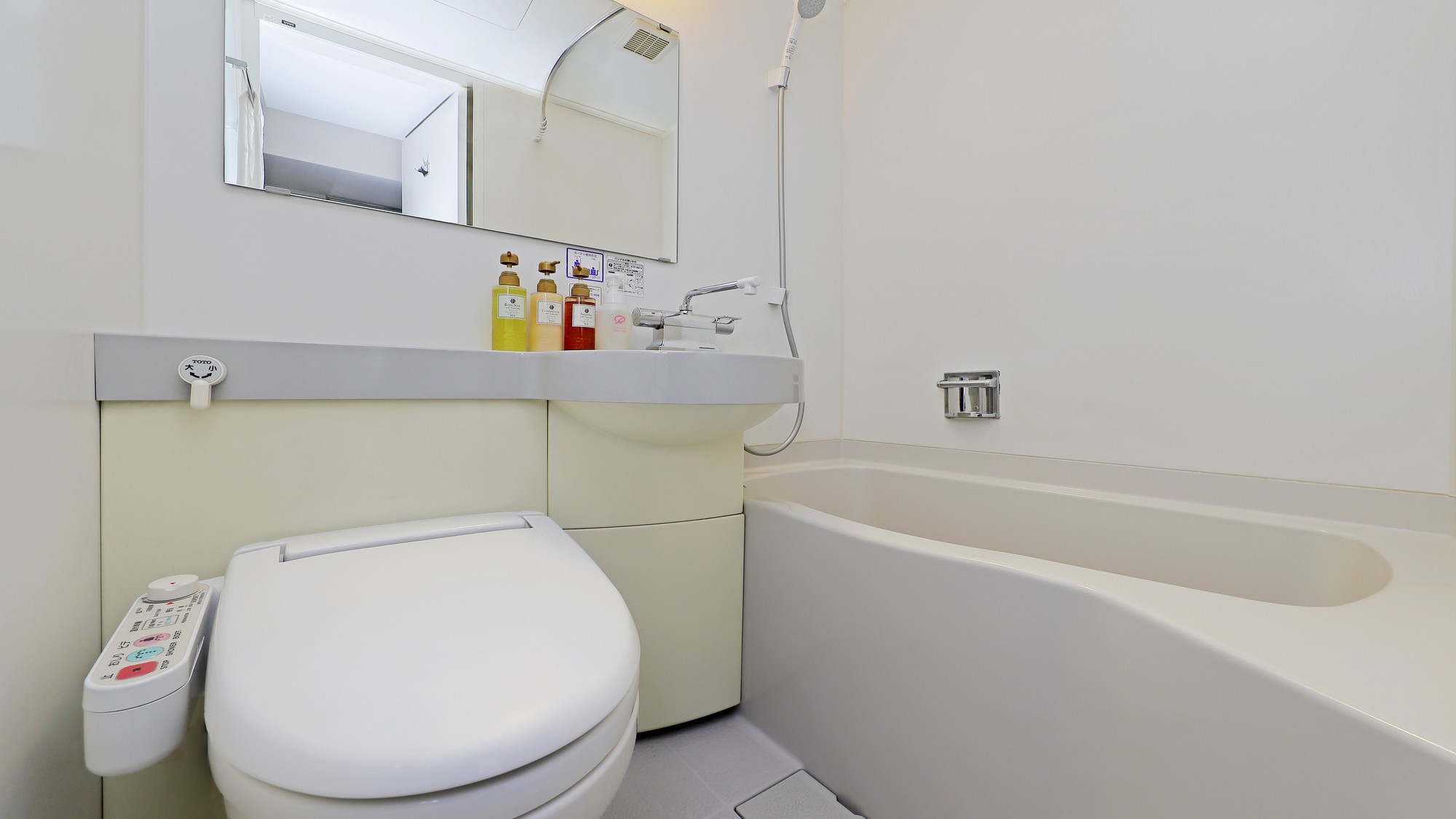 バスルームはユニットバスでございます。バスタブ完備