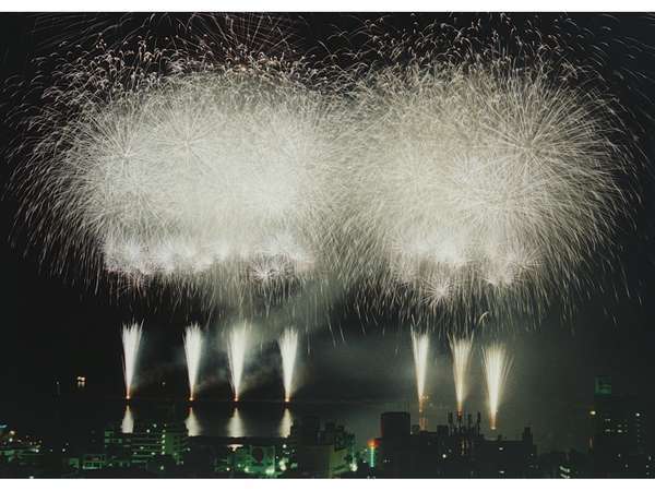 【周辺・観光スポット】フィナーレは大空中ナイアガラ！熱海花火大会