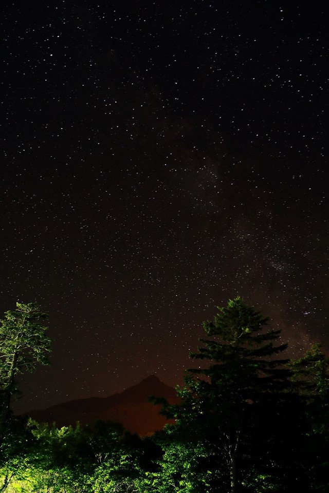 林に囲まれ静かな場所にあるペンションのテラスから利尻山と満天の星空