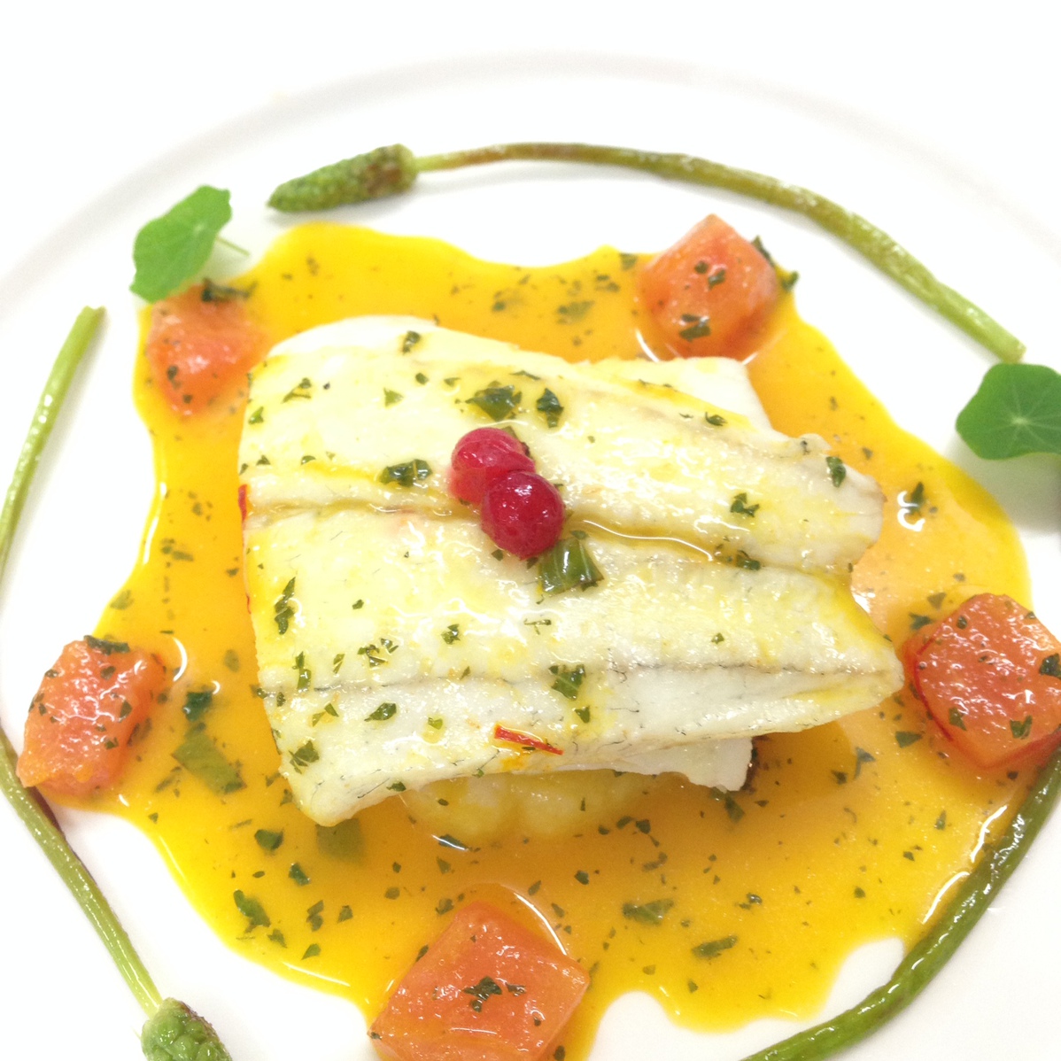 本日の魚料理鱸のマニエ—ルサフランのソース・アスパラソバージュを添えて
