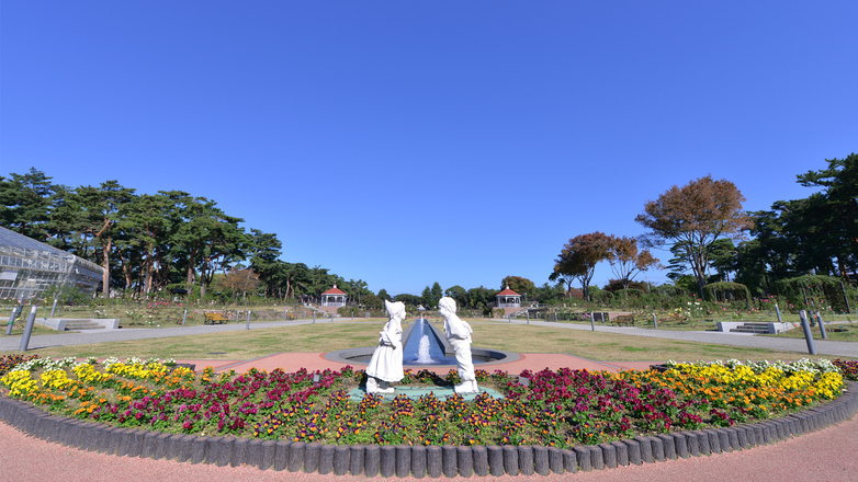 *敷島公園/600種7，000本のバラや四季を彩る花木をご覧いただける“;バラ園”;。毎年春と秋に“;バラ