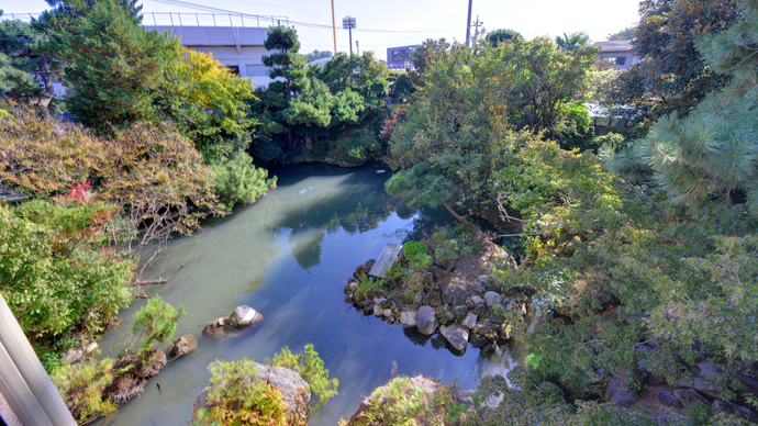 *お部屋からの景観（2Ｆ和室8畳＋6畳）/四季折々の景観に彩られた日本庭園全体をご覧いただけます。