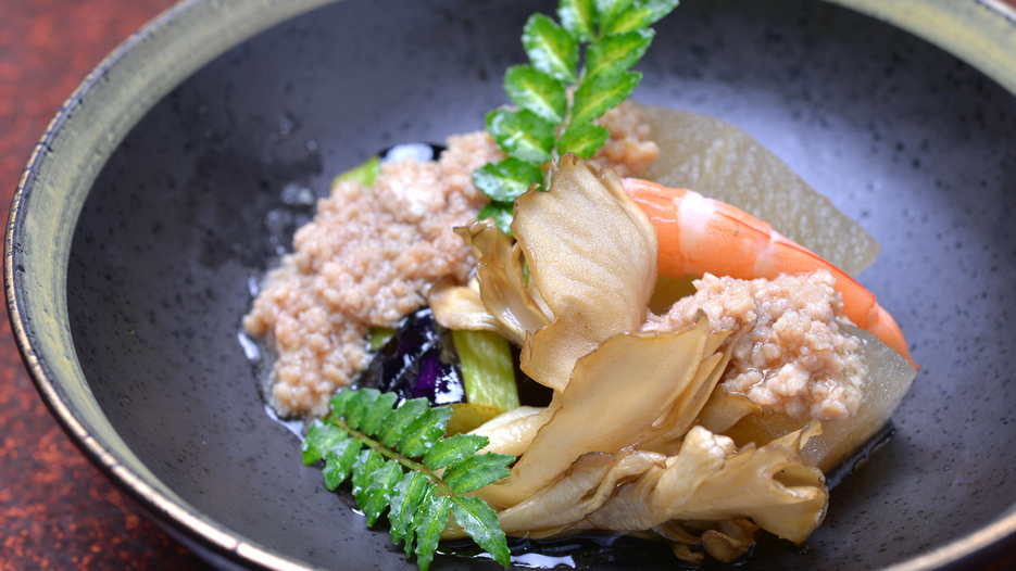 *お夕食一例（煮物）/煮崩れないよう、じっくりことこと煮込んだ煮物。心に沁みる和の味わいに