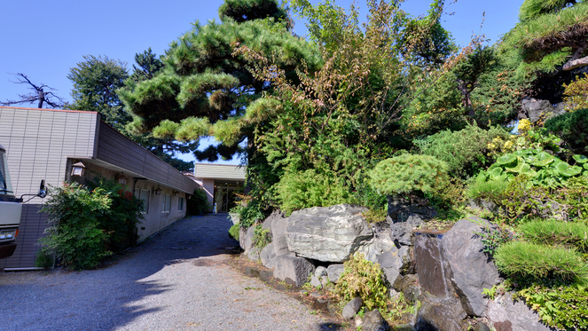 *利根川の清流を背景に臨む敷島公園脇に佇む当館。割烹料理旅館ならではの上質な味わいに癒されて。