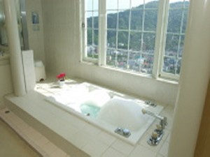 サウナ付き泡風呂（貸切り専用のお風呂で、サウナ付き泡風呂欧風バスとなっております。