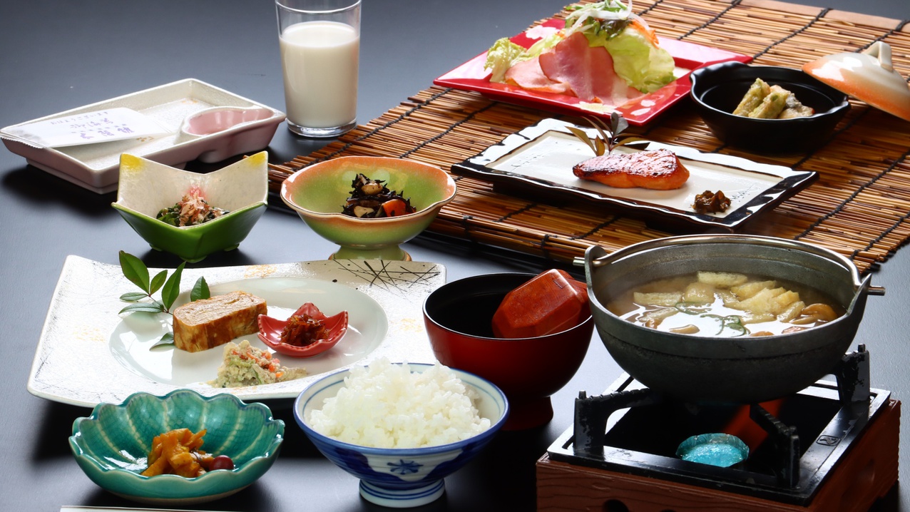 【料理】女将特製あつあつ味噌汁と契約農家のお米がおいしい朝ごはん