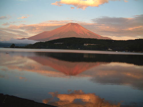 夏の山中湖（紅富士）−ホワイトウィング前から撮りました。