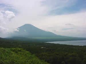 富士山と山中湖−朝の冨士と夕方の富士山はまた格別です。