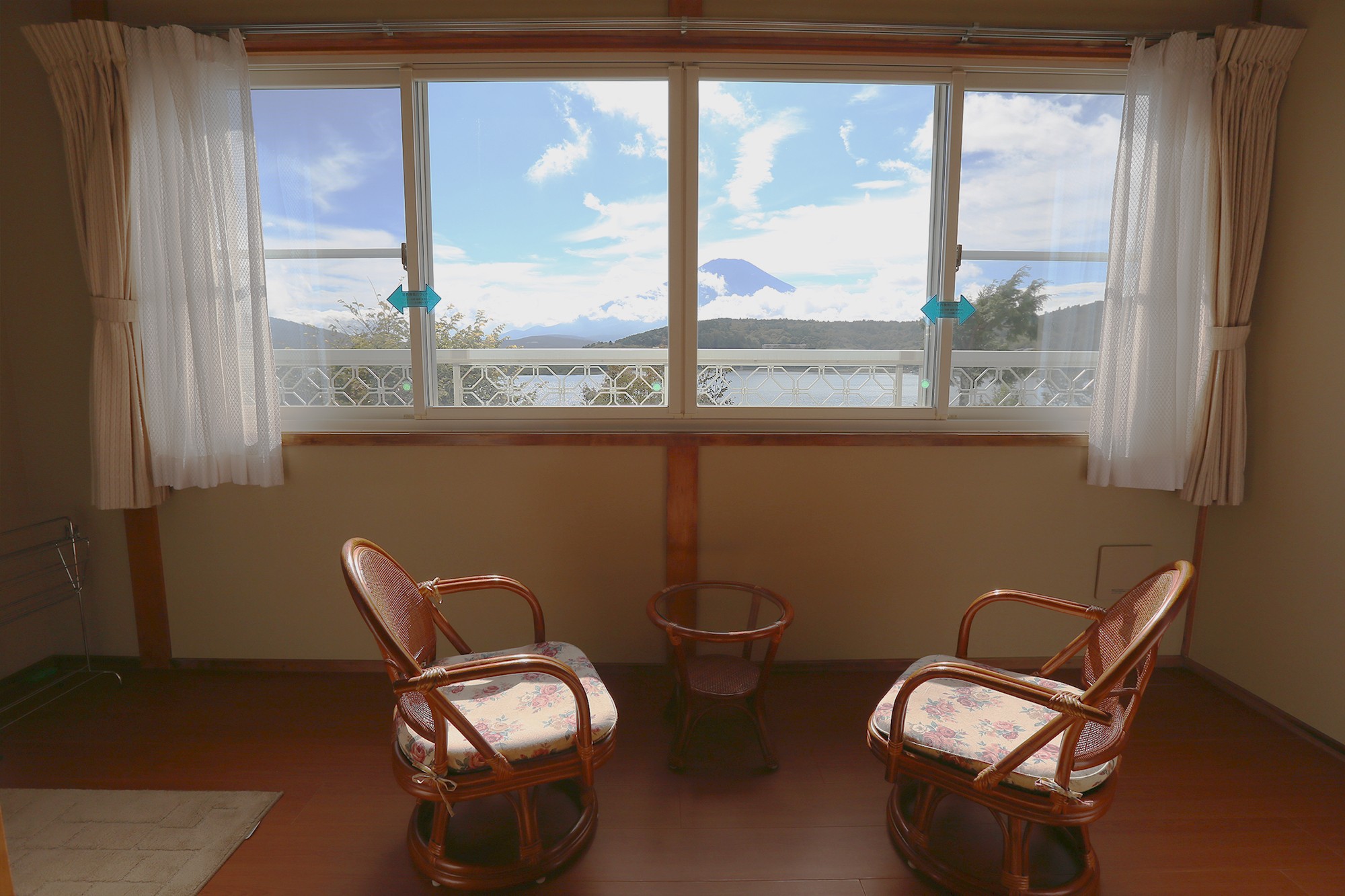 和室から富士山と山中湖をお楽しみいただけます。