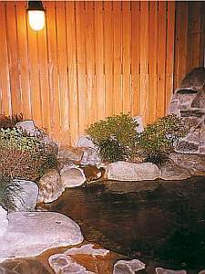 中浴場の岩組みの露天風呂