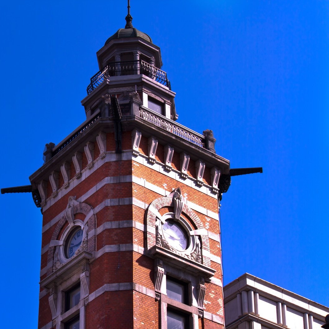 当館から徒歩約10分横浜港開港記念館の時計塔