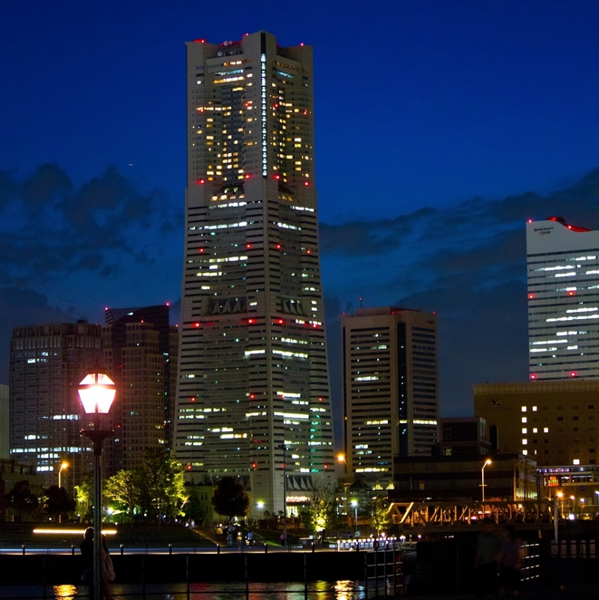 当館から徒歩15分、電車で5分ランドマークタワー