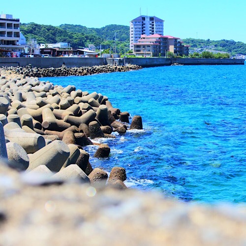 温泉街に沿って広がる橘湾。