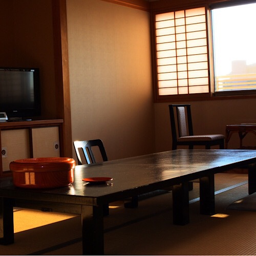 和室12畳(２〜６名)広めの間取りが人気の純和風の部屋です。