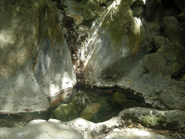 探勝路にある霧島最古と言われる岩風呂