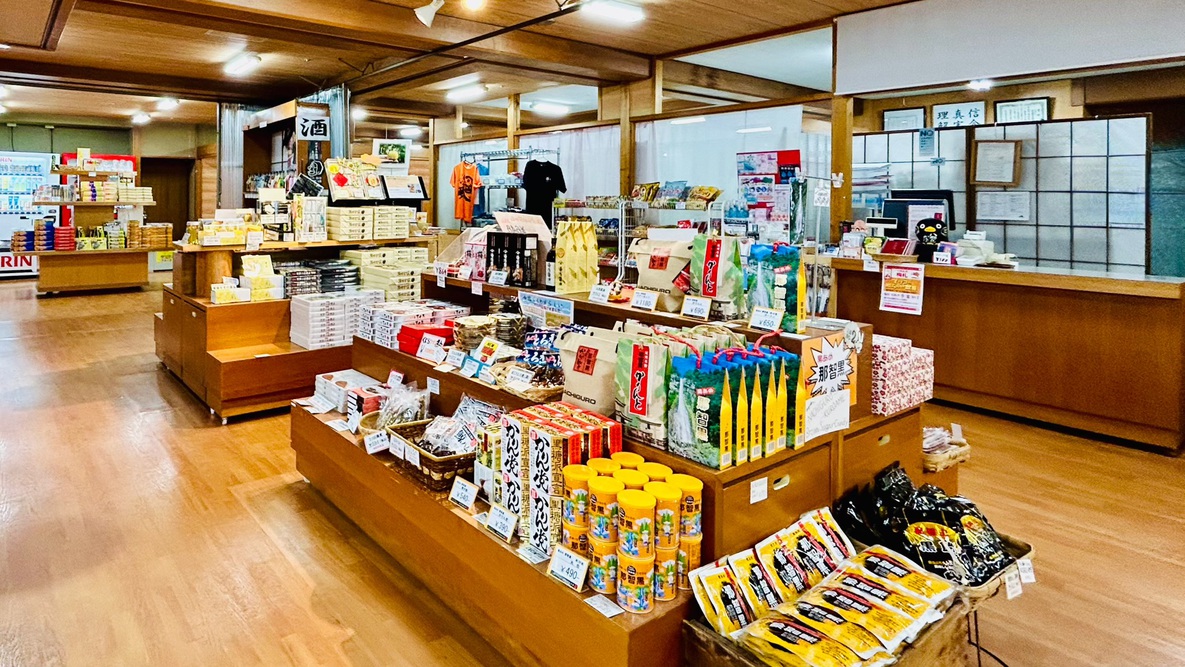 【売店】厳選された紀州の特産品を販売しています（営業時間:7〜22時）