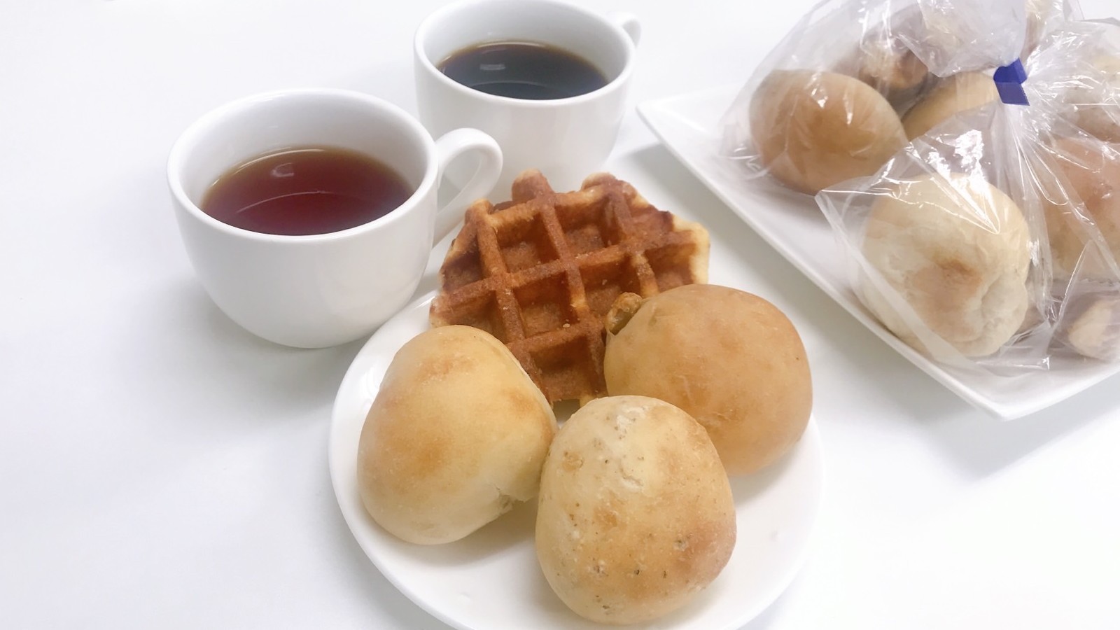 【無料の軽朝食付】ささやかではございますが、パンとドリンクをサービスしています。