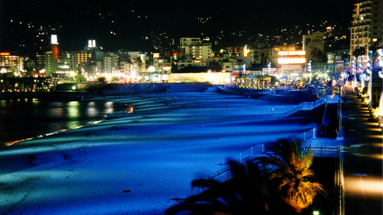 熱海サンビーチ夜にはライトアップされます