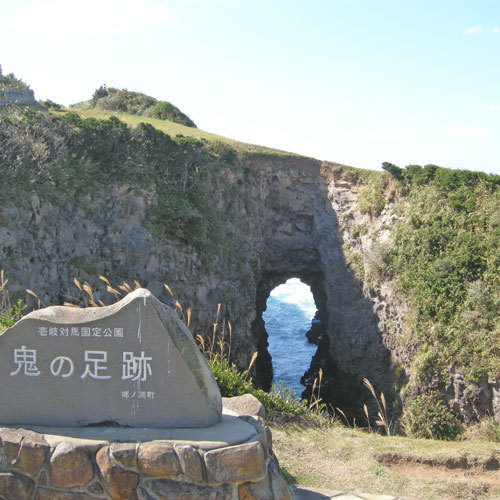 【鬼の足跡】当館から車で約30分。岩に空いた大きな穴！壱岐の観光名所の一つです♪